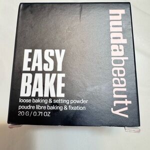 HUDA BEAUTY Easy Bake Powder - Black and White Packaging